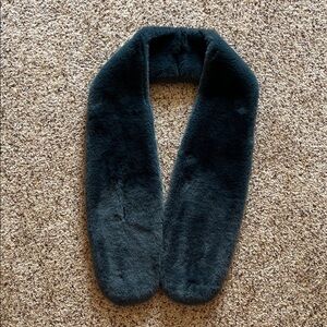 Luxurious Dark Green Faux Fur Scarf in Perfect Condition